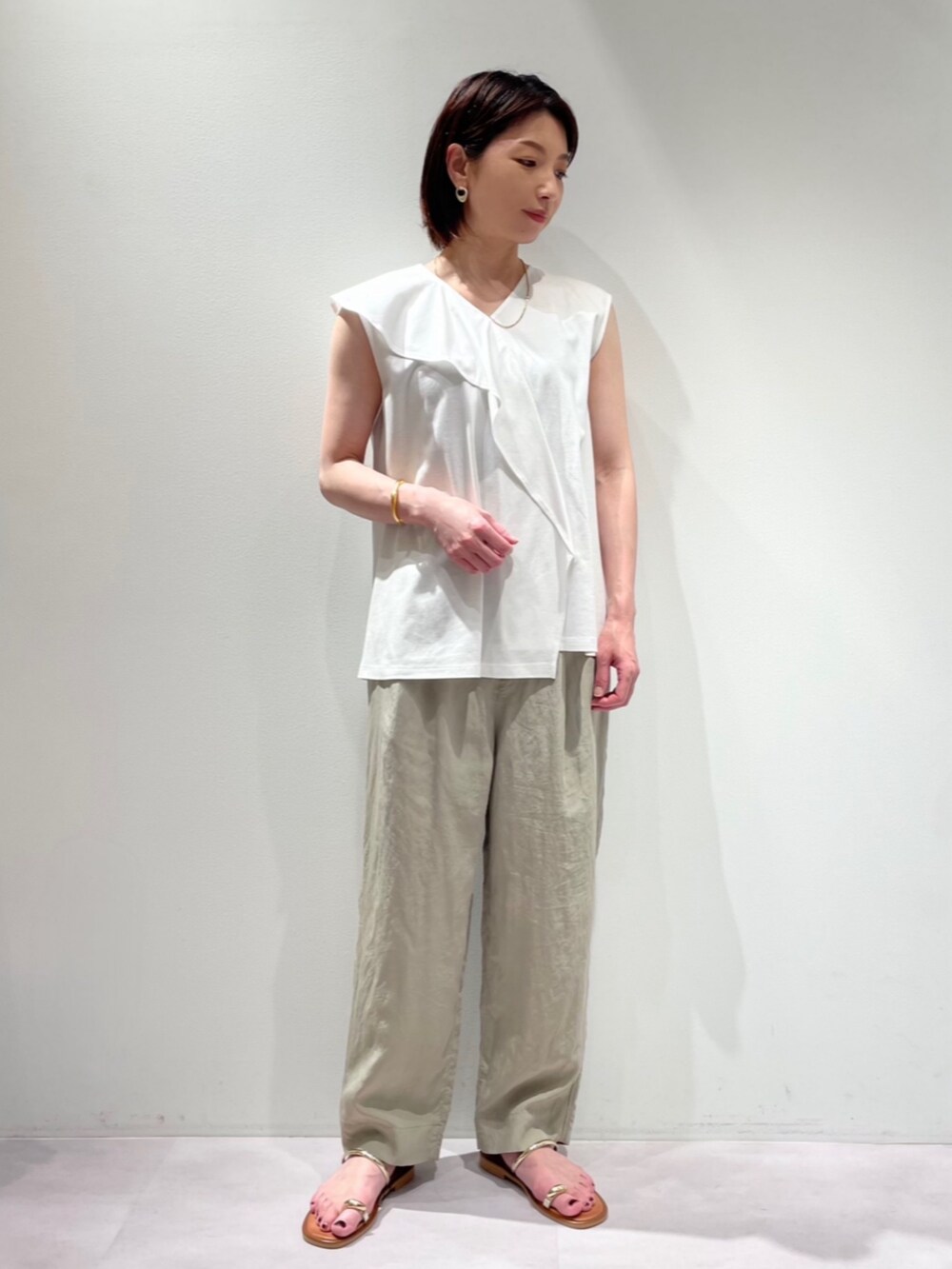 ホワイト系のシャツ/ブラウス、グリーン系のその他パンツ、グレー系のシャツ/ブラウスを着用したレディースの夏コーディネートの2枚目の写真