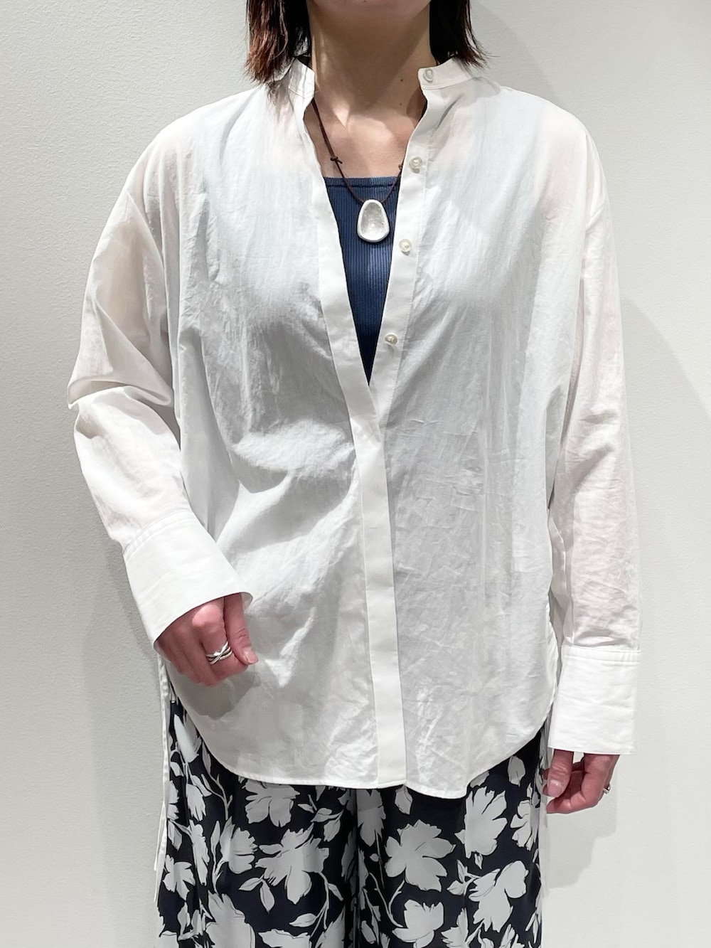 グレー系のその他パンツ、ブルー系のタンクトップ、ホワイト系のシャツ/ブラウスを着用したレディースの春コーディネートの4枚目の写真