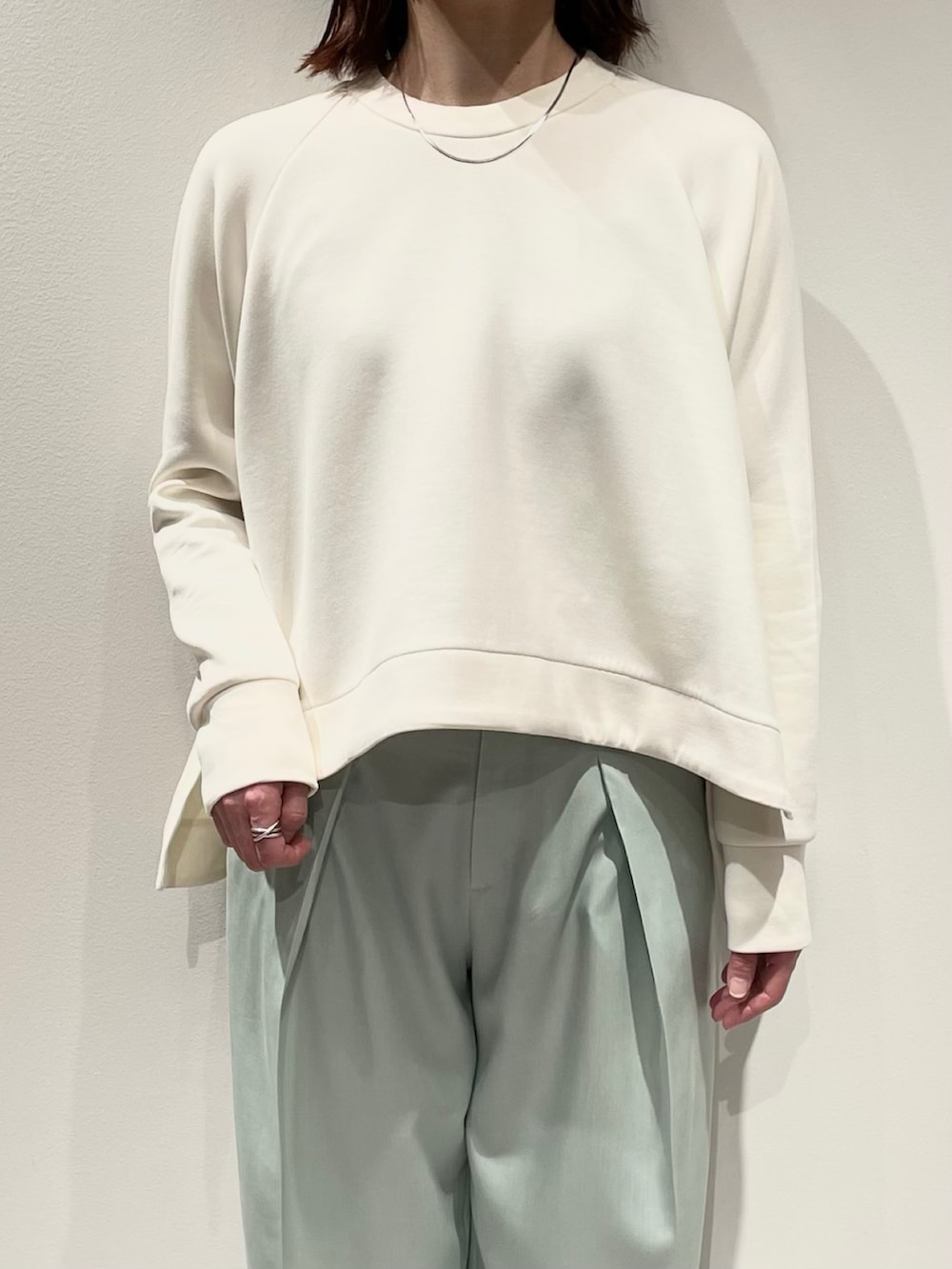 グリーン系のその他パンツ、ホワイト系のスウェット、シルバー系のネックレスを着用したレディースの冬コーディネートの4枚目の写真