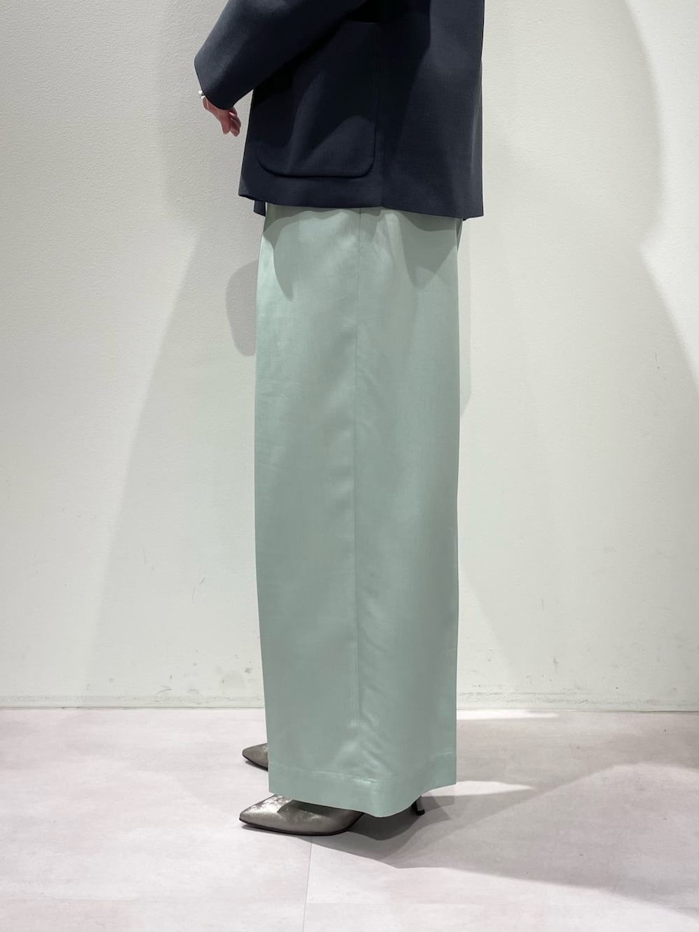 グリーン系のその他パンツ、ホワイト系のシャツ/ブラウス、グレー系のテーラードジャケットを着用したレディースの春コーディネートの8枚目の写真