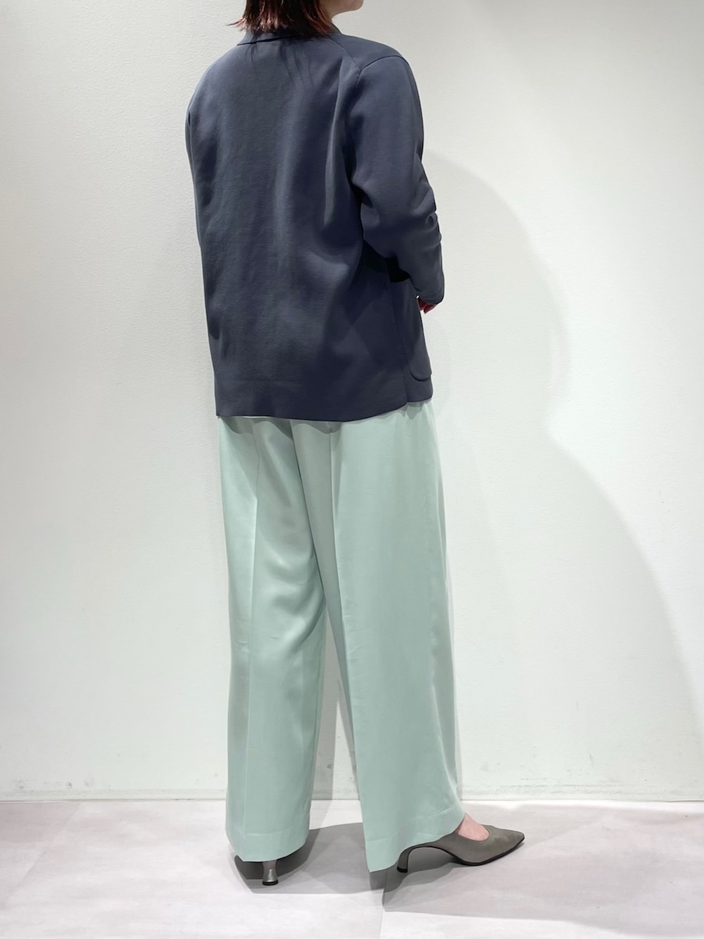 グリーン系のその他パンツ、ホワイト系のシャツ/ブラウス、グレー系のテーラードジャケットを着用したレディースの春コーディネートの3枚目の写真