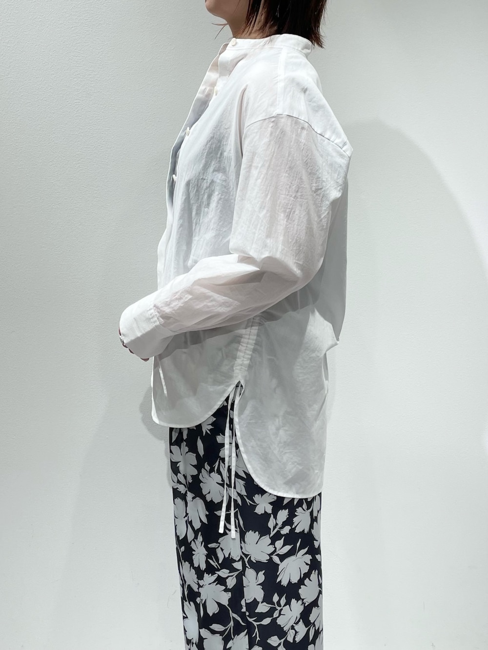 グレー系のその他パンツ、ブルー系のタンクトップ、ホワイト系のシャツ/ブラウスを着用したレディースの春コーディネートの5枚目の写真