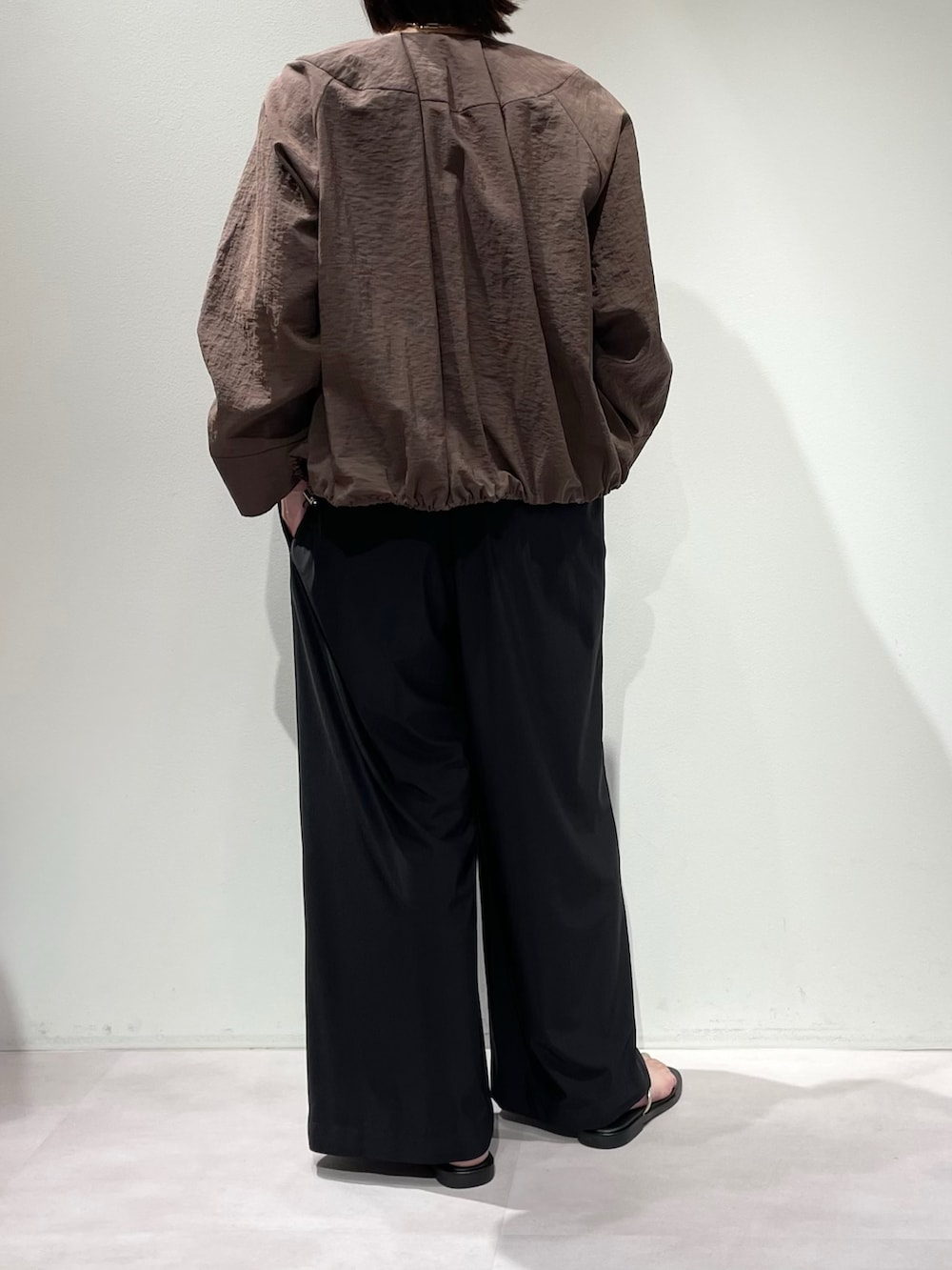 ブラック系のつなぎ/オールインワン、ブラウン系のブルゾン、ホワイト系のタンクトップを着用したレディースの夏コーディネートの3枚目の写真