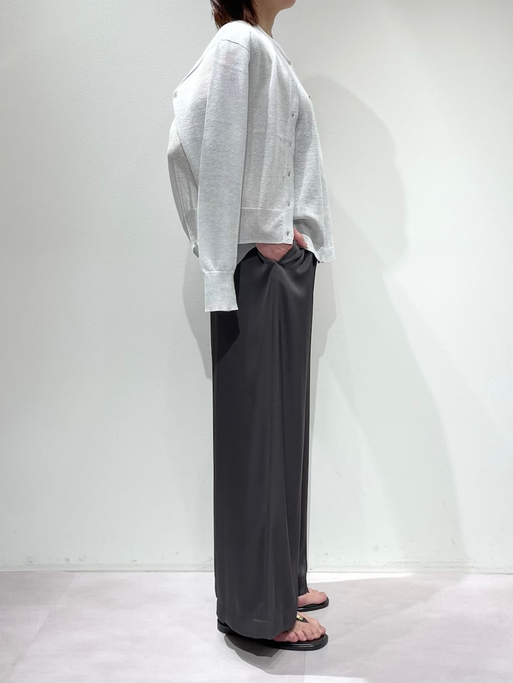 グレー系のその他パンツ、シルバー系のタンクトップ、シルバー系のカーディガン/ボレロを着用したレディースの春コーディネートの2枚目の写真