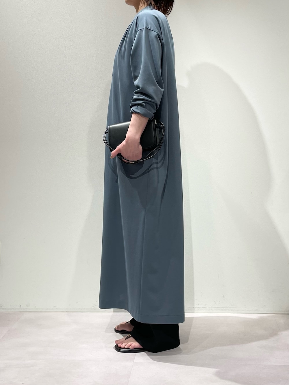 ブルー系のワンピース、ホワイト系のタンクトップ、ブラック系のその他パンツを着用したレディースの春コーディネートの2枚目の写真