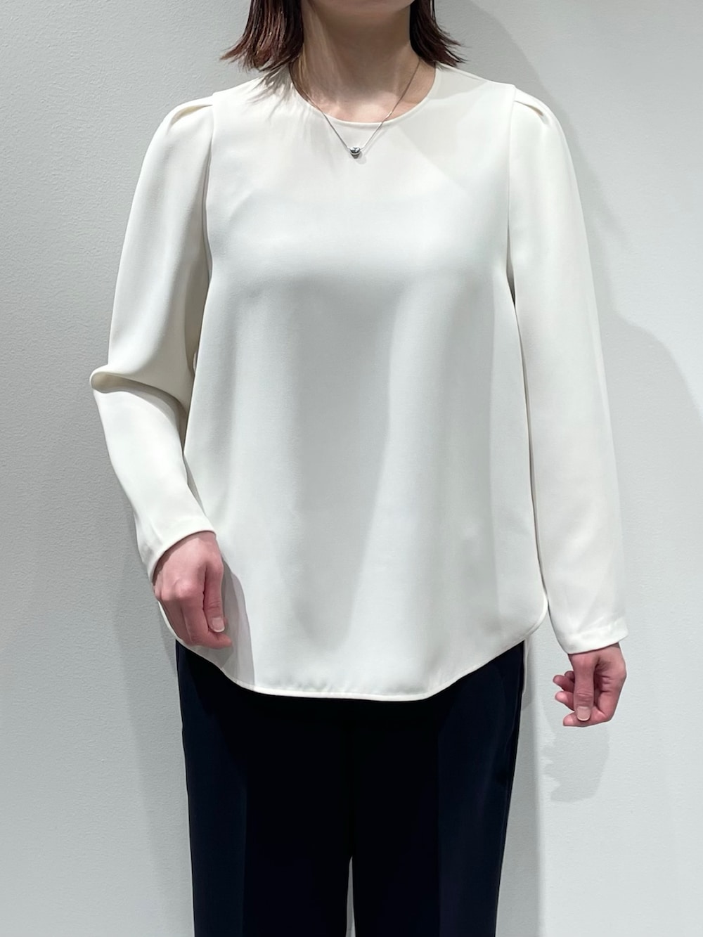 ブラック系のテーラードジャケット、ホワイト系のシャツ/ブラウス、ブルー系のその他パンツを着用したレディースの春コーディネートの4枚目の写真