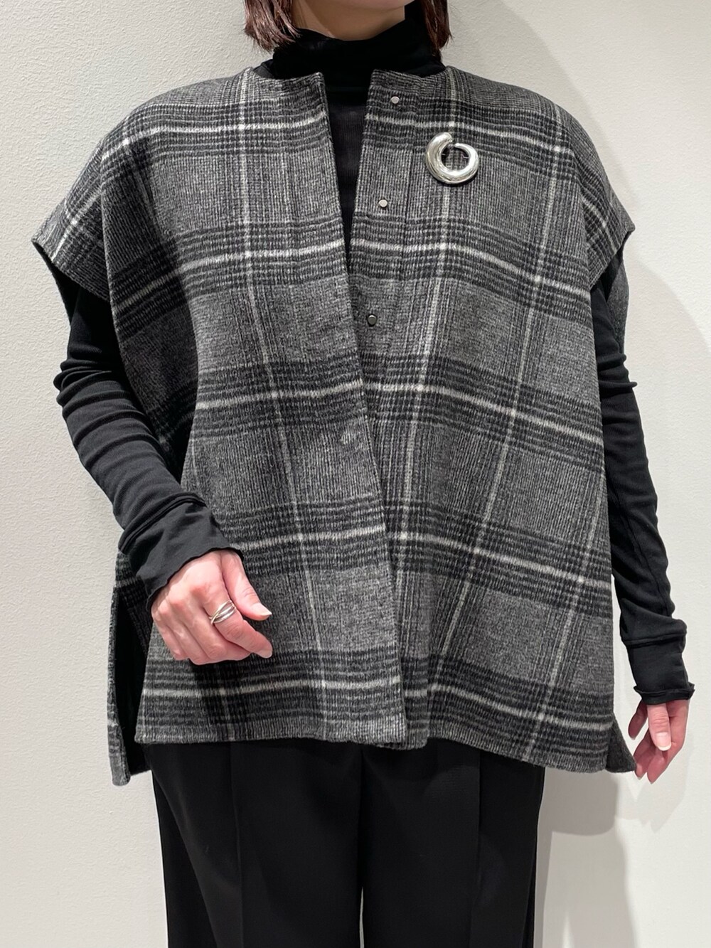 ブラック系のその他パンツ、ブラック系のTシャツ/カットソー、シルバー系のブローチ/コサージュを着用したレディースの秋コーディネートの4枚目の写真