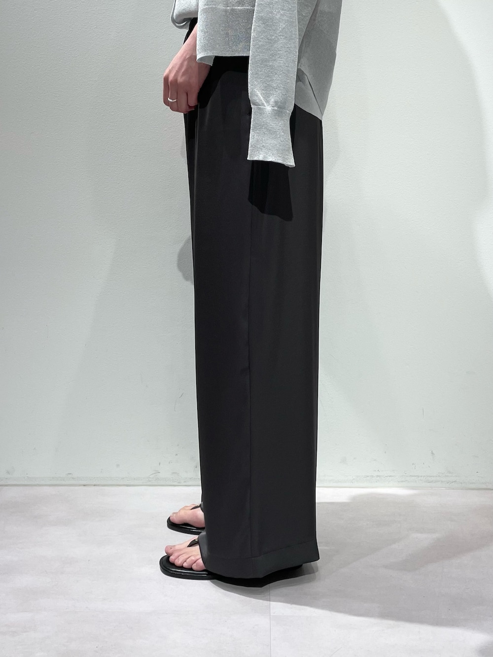 グレー系のその他パンツ、シルバー系のタンクトップ、シルバー系のカーディガン/ボレロを着用したレディースの春コーディネートの10枚目の写真
