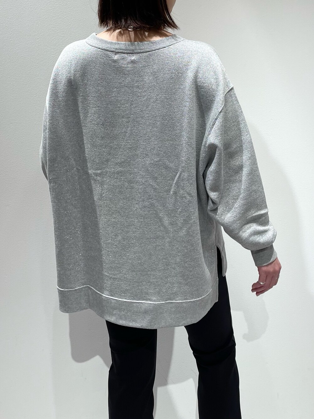 グレー系のその他パンツ、ブラック系のパンプス、グレー系のTシャツ/カットソーを着用したレディースの秋コーディネートの6枚目の写真