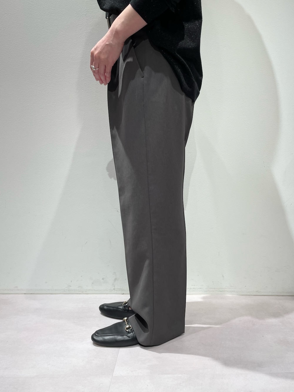 ブラック系のニット/セーター、グレー系のその他パンツ、シルバー系のネックレスを着用したレディースの秋コーディネートの8枚目の写真
