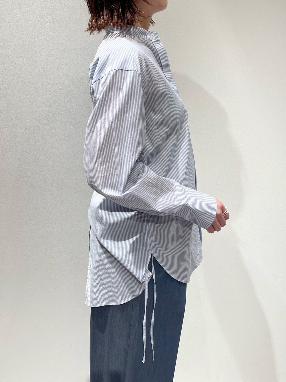 ブルー系のその他パンツ、ブラック系のベルト、ゴールド系のネックレスを着用したレディースの冬コーディネートの5枚目の写真