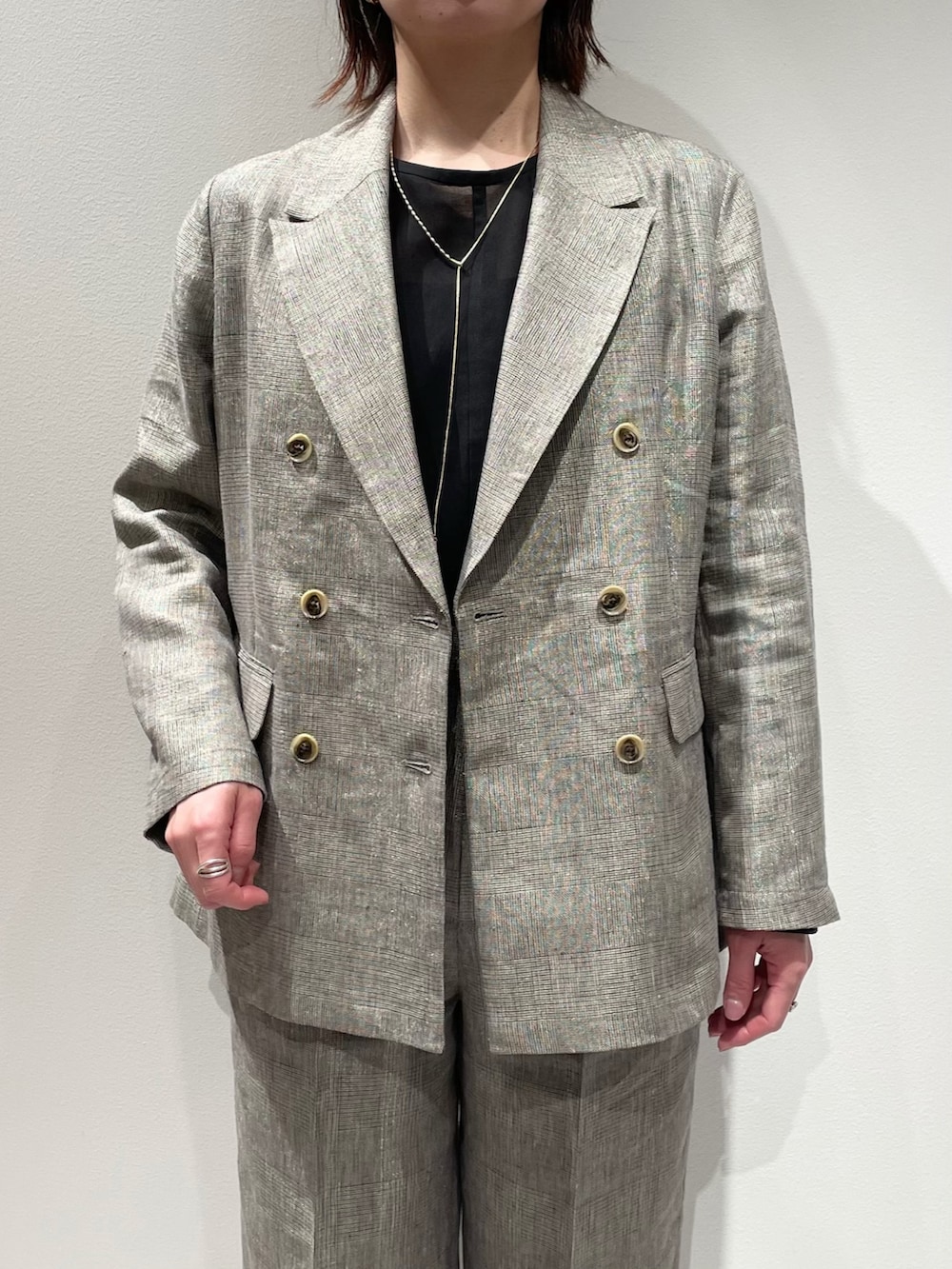 ベージュ系のその他パンツ、ベージュ系のテーラードジャケット、ブラック系のシャツ/ブラウスを着用したレディースの春コーディネートの4枚目の写真