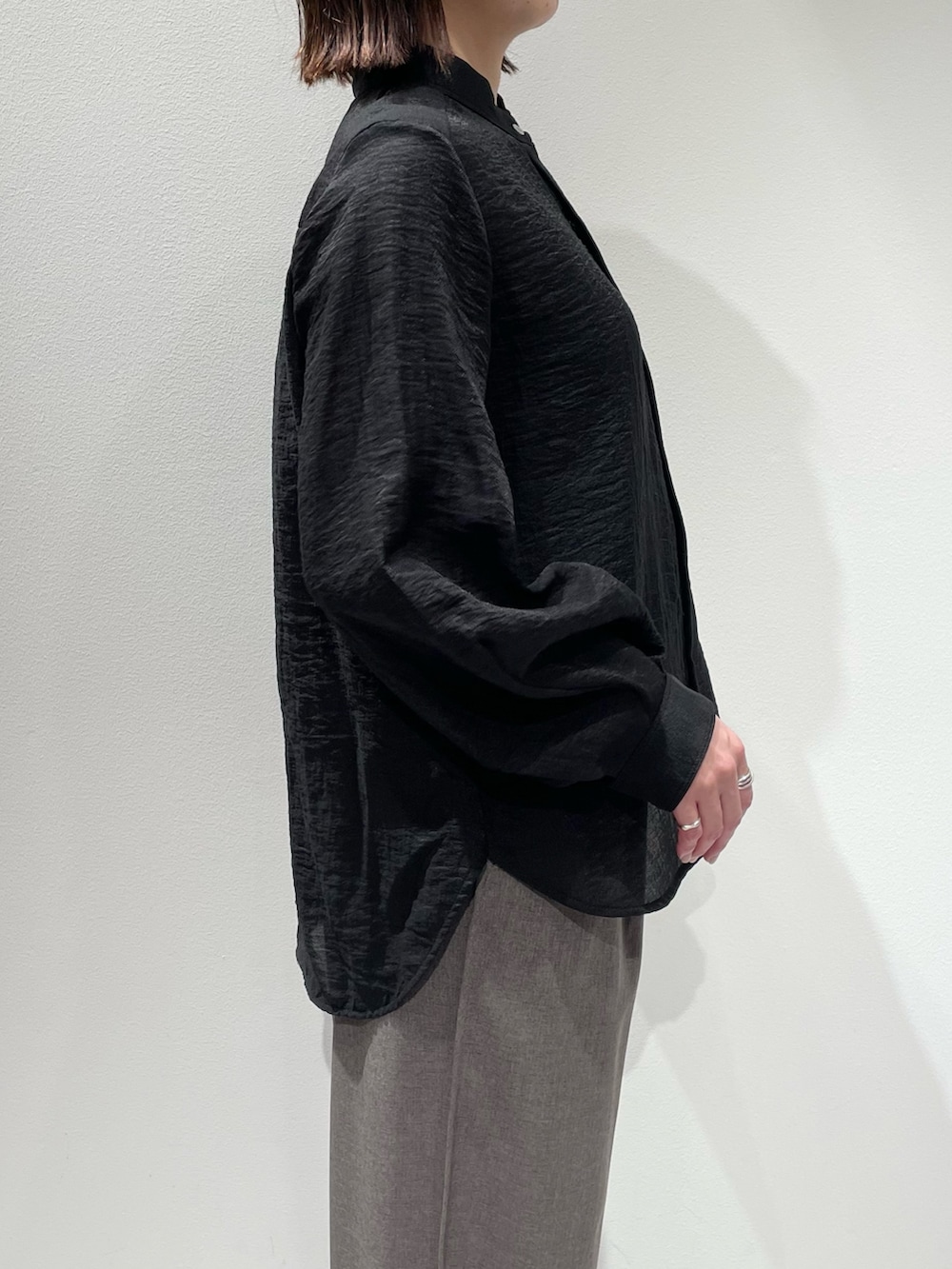 グレー系のその他パンツ、グレー系のベスト、ブラック系のシャツ/ブラウスを着用したレディースの秋コーディネートの8枚目の写真