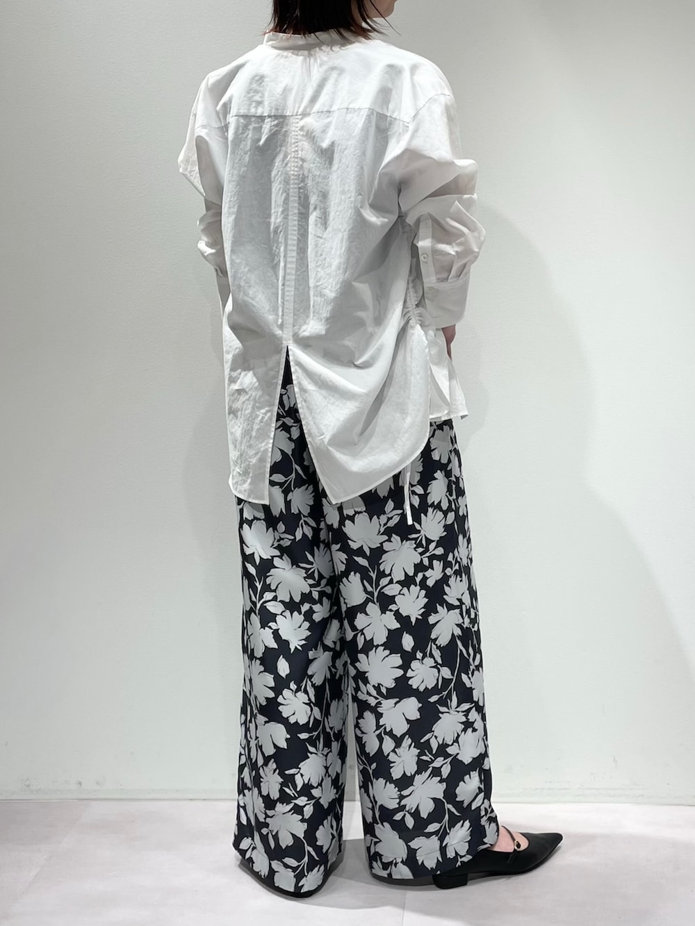 グレー系のその他パンツ、ブルー系のタンクトップ、ホワイト系のシャツ/ブラウスを着用したレディースの春コーディネートの3枚目の写真