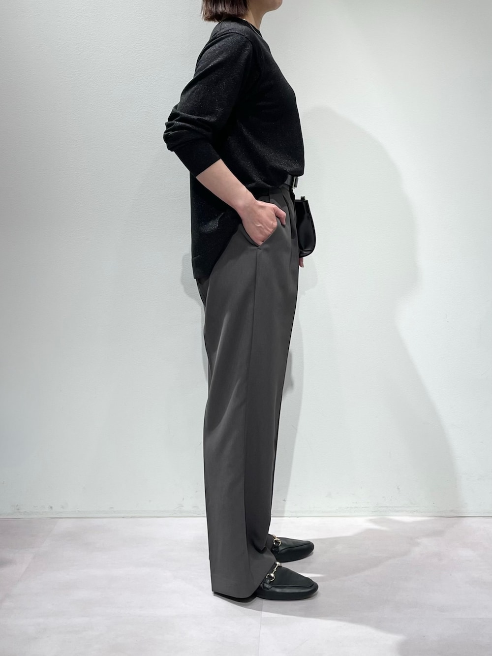 ブラック系のニット/セーター、グレー系のその他パンツ、シルバー系のネックレスを着用したレディースの秋コーディネートの2枚目の写真