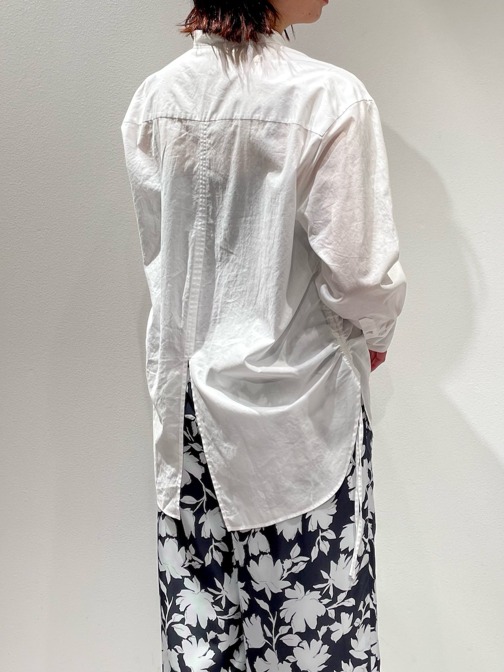 グレー系のその他パンツ、ホワイト系のニット/セーター、ゴールド系のネックレスを着用したレディースの冬コーディネートの8枚目の写真