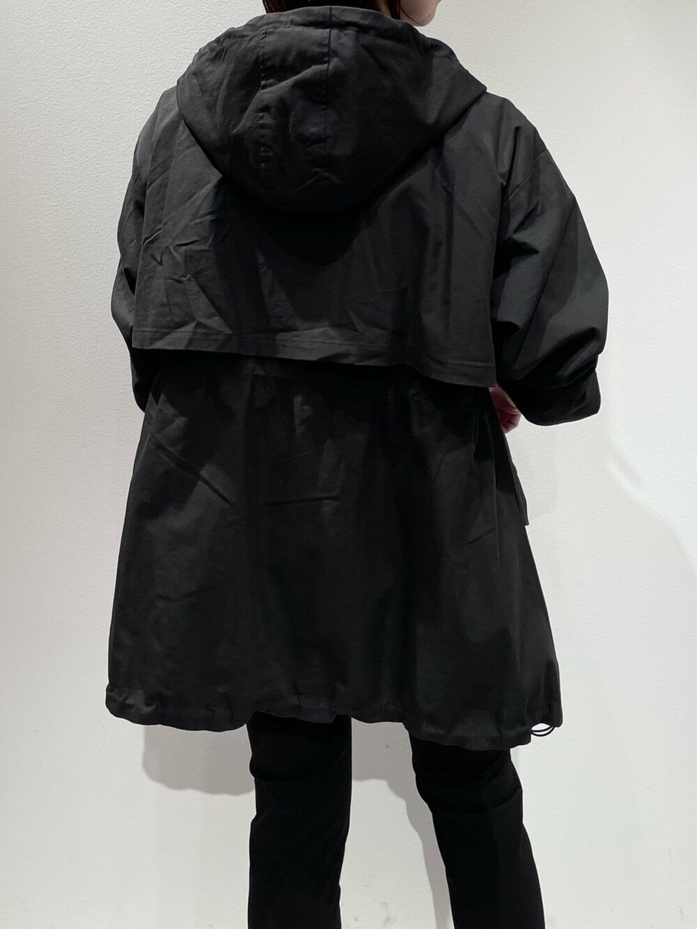 ブラック系のその他パンツ、ブルー系のシャツ/ブラウス、グリーン系のショルダーバッグを着用したレディースの秋コーディネートの7枚目の写真