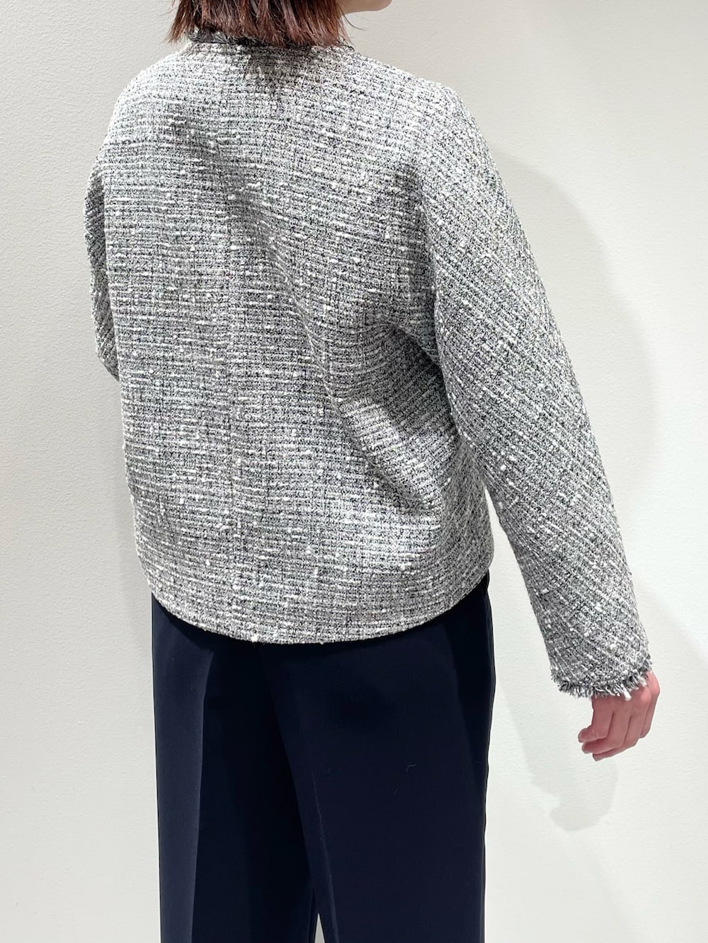 ブラック系のテーラードジャケット、ホワイト系のシャツ/ブラウス、ブルー系のその他パンツを着用したレディースの春コーディネートの8枚目の写真