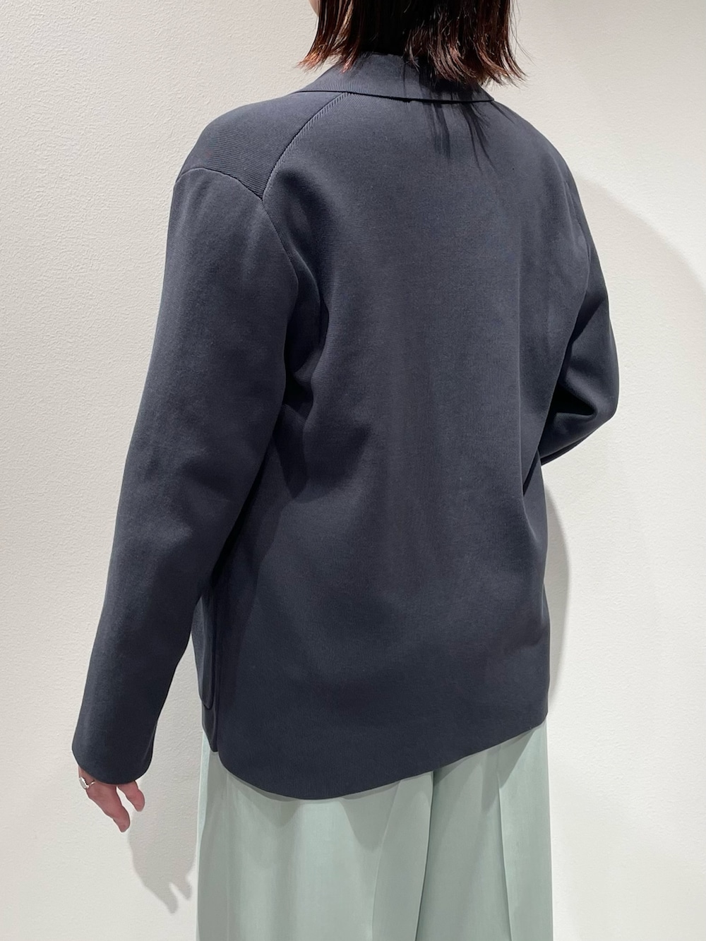 グリーン系のその他パンツ、ホワイト系のシャツ/ブラウス、グレー系のテーラードジャケットを着用したレディースの春コーディネートの6枚目の写真