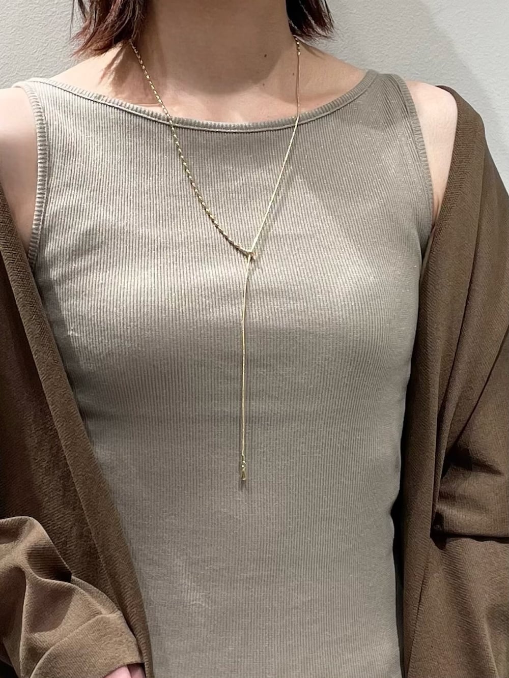 グリーン系のシャツ/ブラウス、ベージュ系のタンクトップ、ホワイト系のその他パンツを着用したレディースの春コーディネートの7枚目の写真