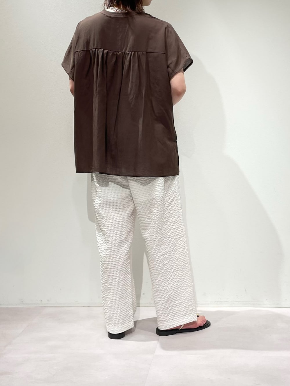 ブラウン系のシャツ/ブラウス、ホワイト系のその他パンツ、ブラウン系のネックレスを着用したレディースの夏コーディネートの3枚目の写真