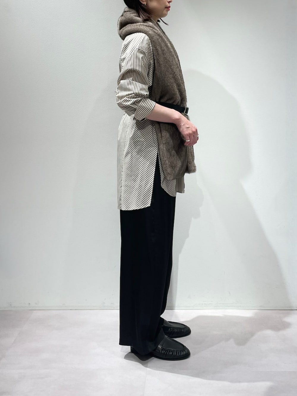 ベージュ系のシャツ/ブラウス、ブラック系のその他パンツ、ブラウン系のマフラーを着用したレディースの秋コーディネートの2枚目の写真