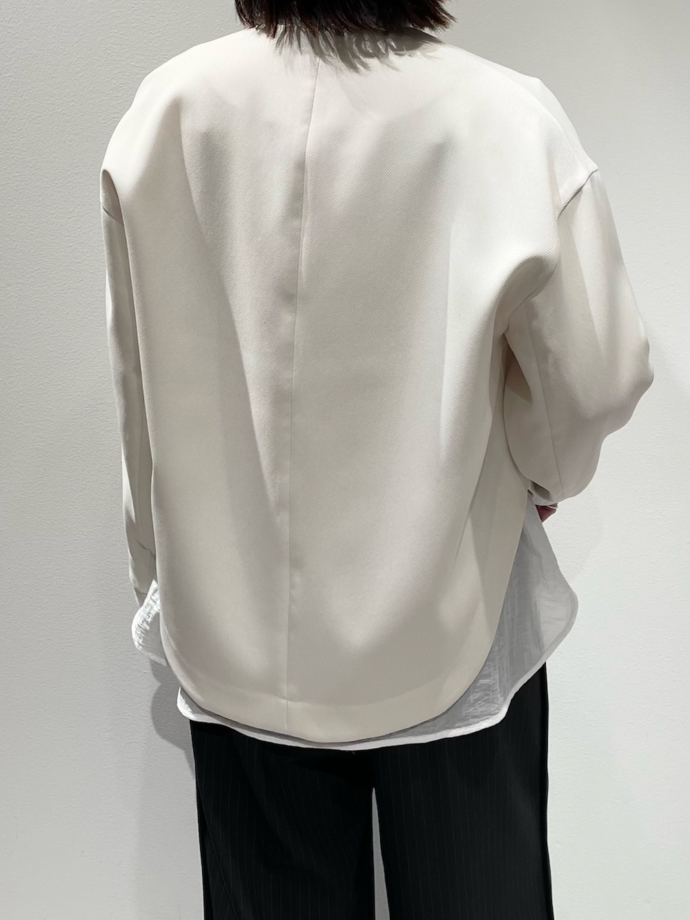ホワイト系のブルゾン、ホワイト系のシャツ/ブラウス、ブラック系のその他パンツを着用したレディースの秋コーディネートの7枚目の写真