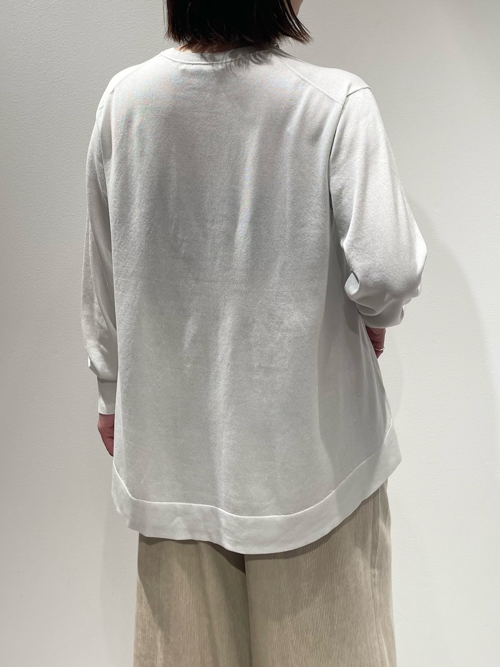 ベージュ系のその他パンツ、ホワイト系のニット/セーター、シルバー系のネックレスを着用したレディースの秋コーディネートの6枚目の写真