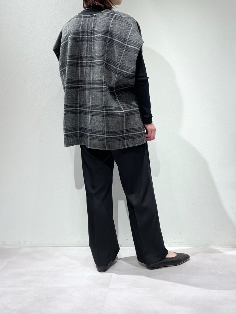ブラック系のその他パンツ、ブラック系のTシャツ/カットソー、シルバー系のブローチ/コサージュを着用したレディースの秋コーディネートの2枚目の写真