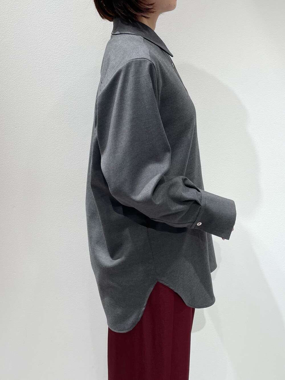 グレー系のシャツ/ブラウス、ブラック系のタンクトップ、レッド系のその他パンツを着用したレディースの秋コーディネートの6枚目の写真