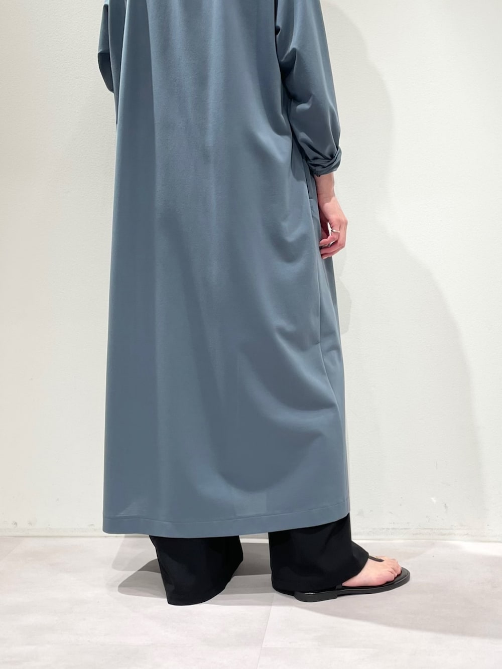 ブルー系のワンピース、ホワイト系のタンクトップ、ブラック系のその他パンツを着用したレディースの春コーディネートの9枚目の写真