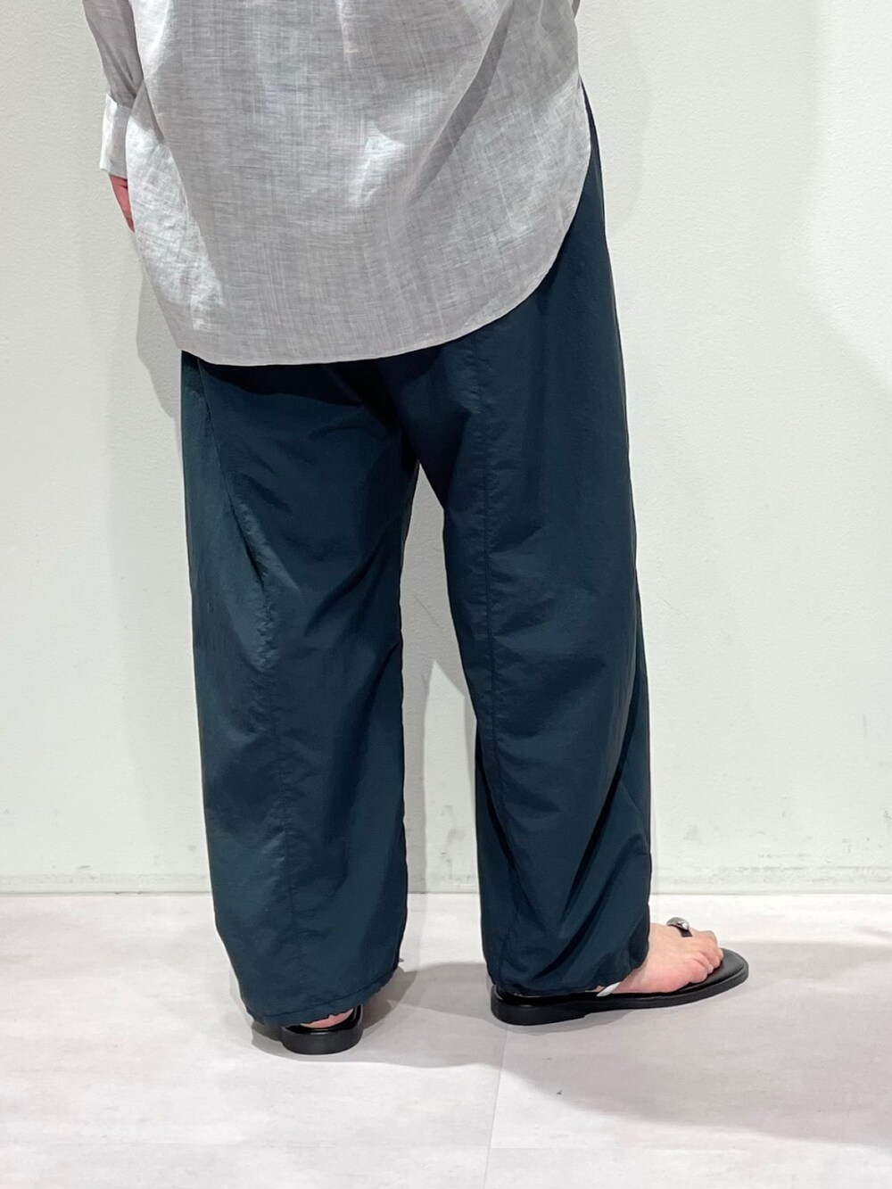 ホワイト系のニット/セーター、パープル系のシャツ/ブラウス、グレー系のその他パンツを着用したレディースの春コーディネートの9枚目の写真