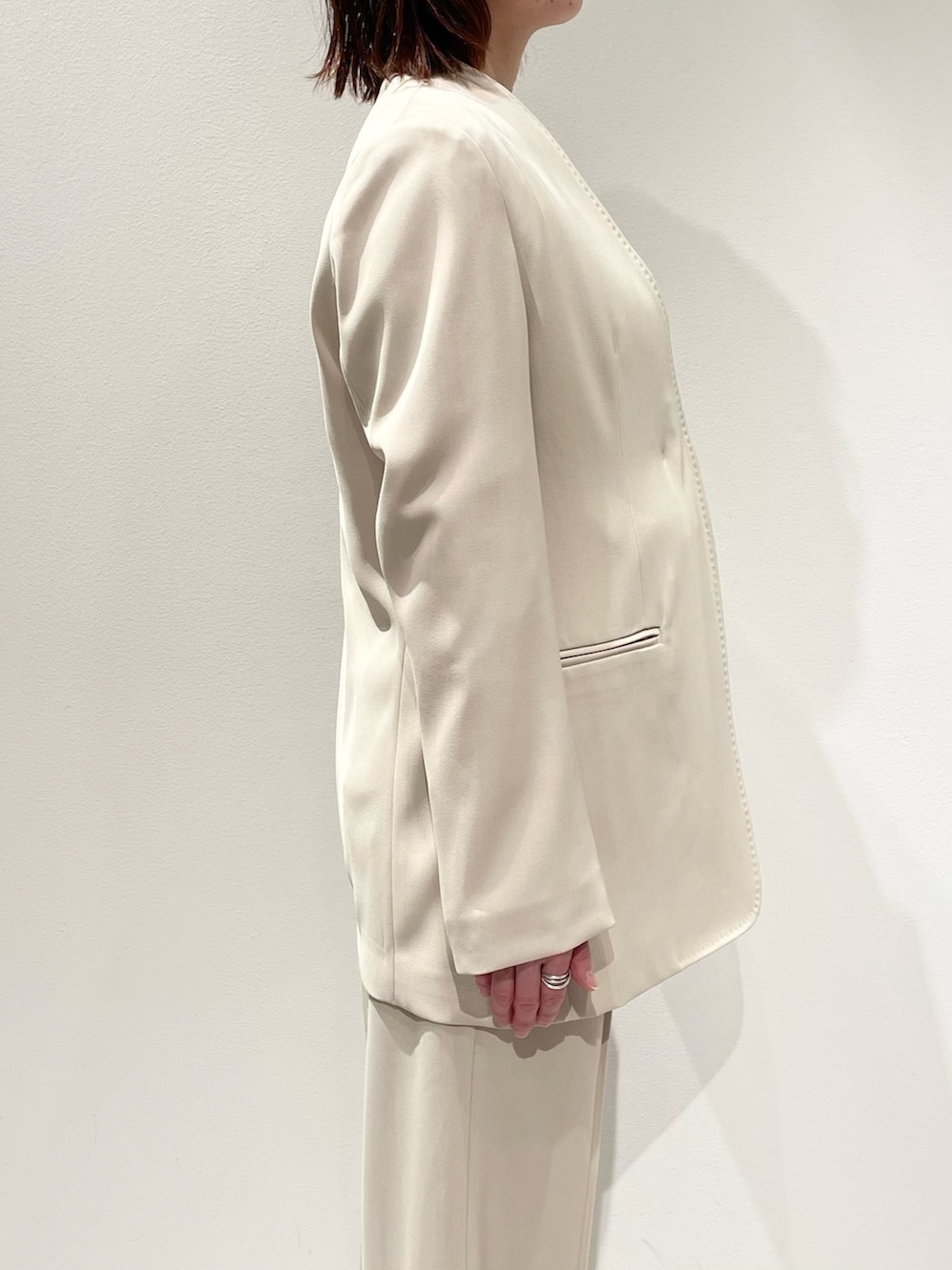 ホワイト系のシャツ/ブラウス、ベージュ系のその他パンツ、ベージュ系のテーラードジャケットを着用したレディースの春コーディネートの5枚目の写真