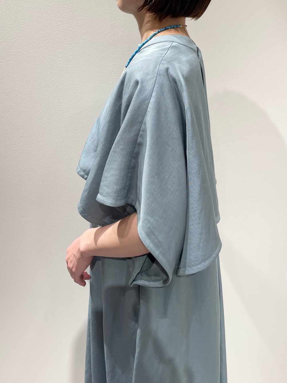 ブラウン系のサンダル、ブルー系のワンピース、ブラック系のショルダーバッグを着用したレディースの夏コーディネートの8枚目の写真