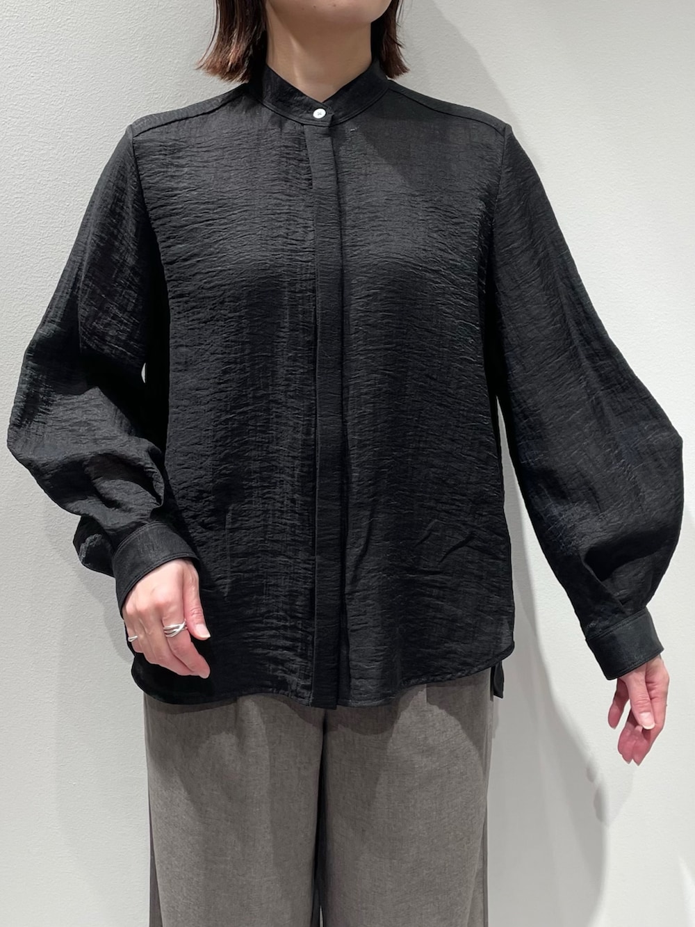 グレー系のその他パンツ、グレー系のベスト、ブラック系のシャツ/ブラウスを着用したレディースの秋コーディネートの7枚目の写真