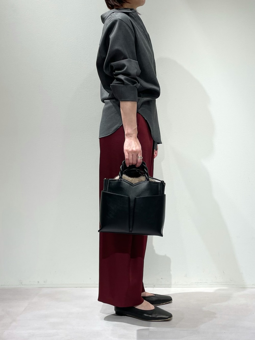 グレー系のシャツ/ブラウス、ブラック系のタンクトップ、レッド系のその他パンツを着用したレディースの秋コーディネートの3枚目の写真