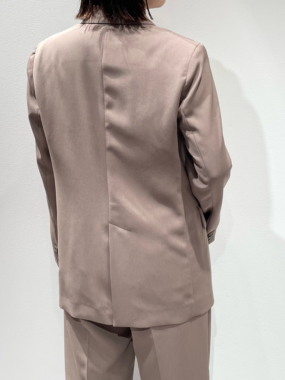 ブラウン系のその他パンツ、ブラウン系のテーラードジャケット、ブルー系のニット/セーターを着用したレディースの秋コーディネートの6枚目の写真