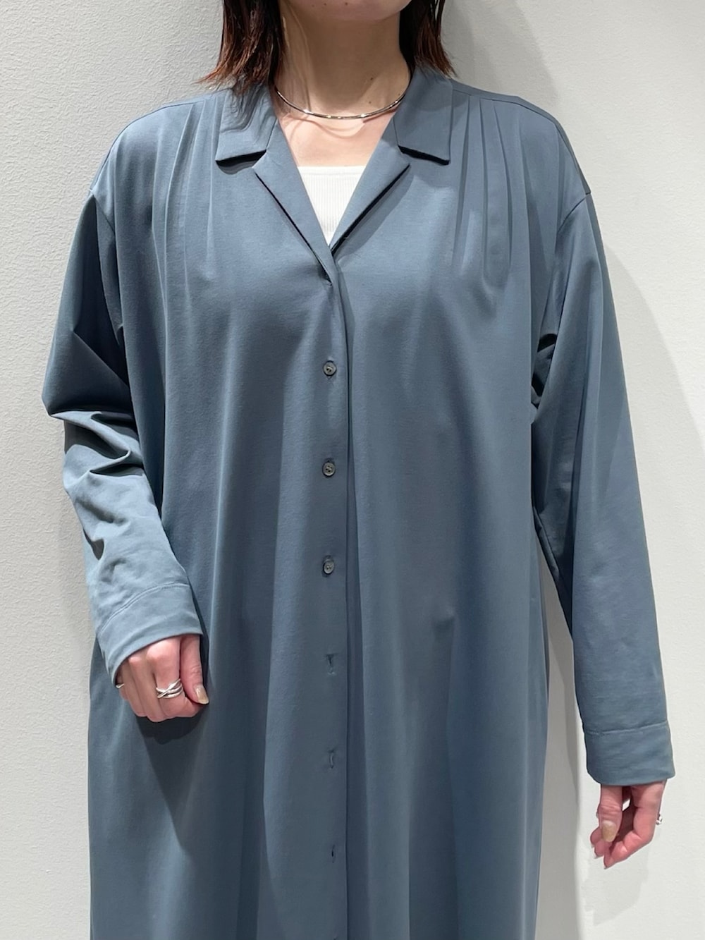 ブルー系のワンピース、ホワイト系のタンクトップ、ブラック系のその他パンツを着用したレディースの春コーディネートの4枚目の写真