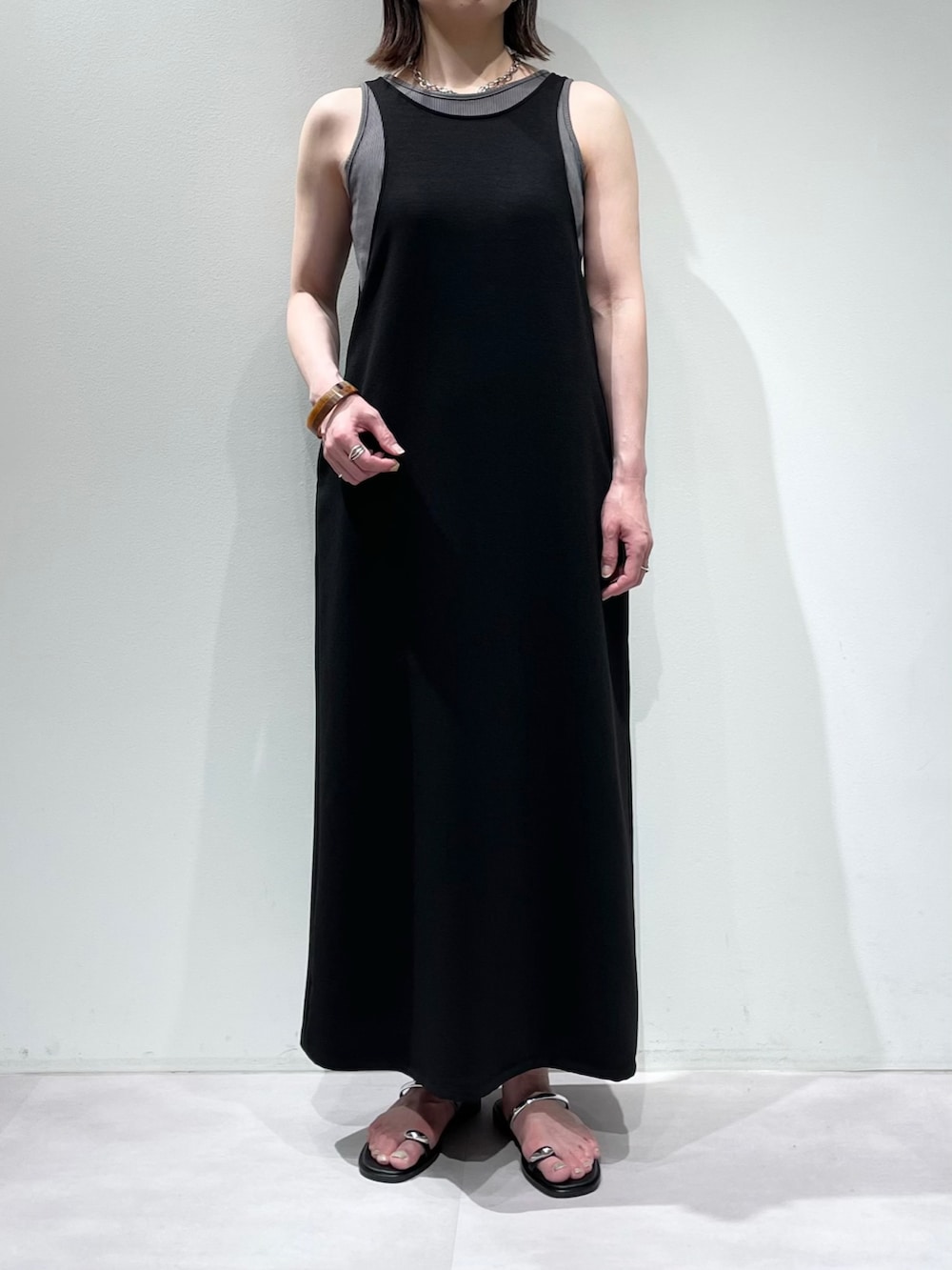 ブラック系のワンピース、ブラック系のシャツ/ブラウス、シルバー系のネックレスを着用したレディースの夏コーディネートの4枚目の写真