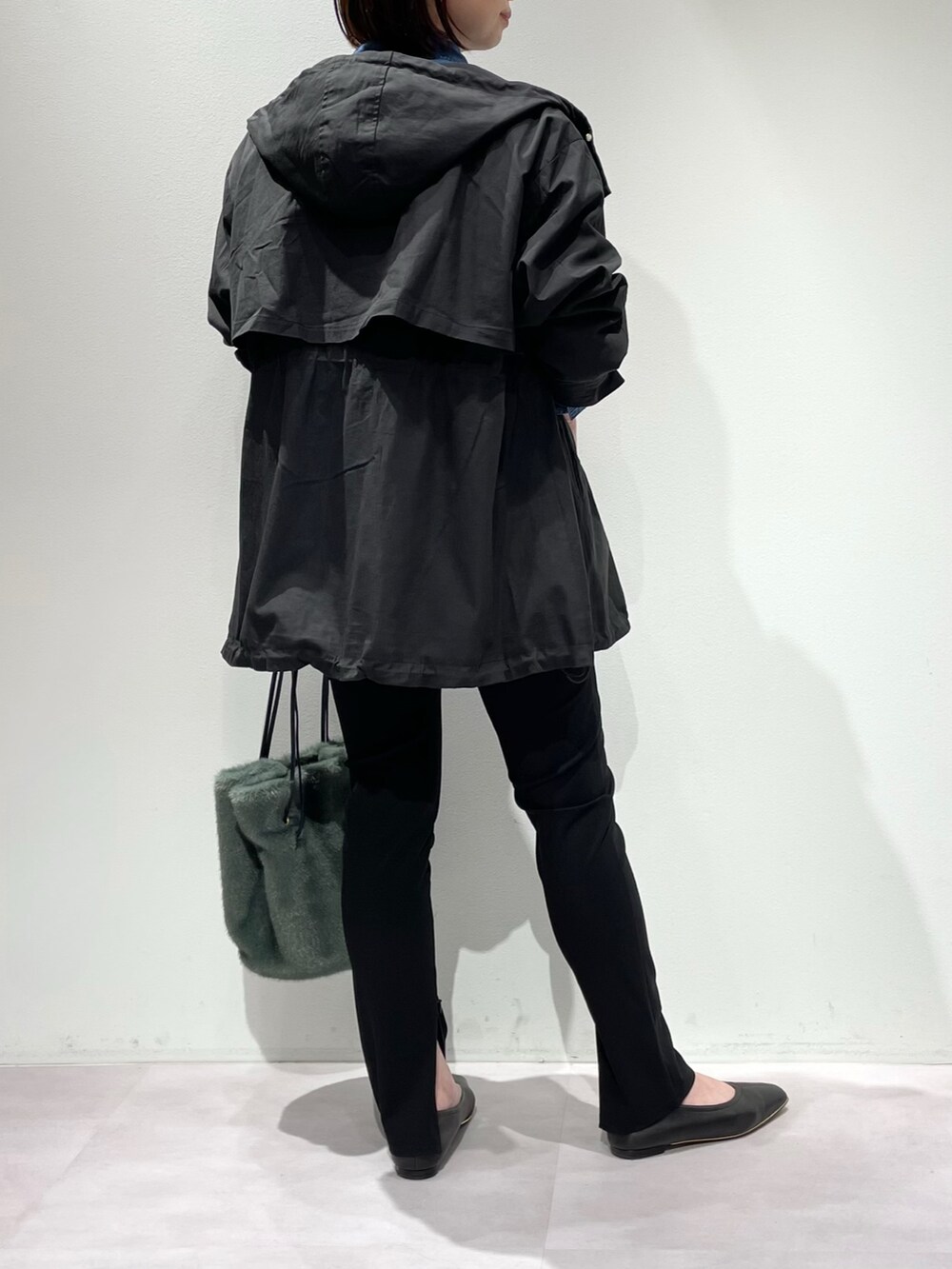 ブラック系のその他パンツ、ブルー系のシャツ/ブラウス、グリーン系のショルダーバッグを着用したレディースの秋コーディネートの3枚目の写真