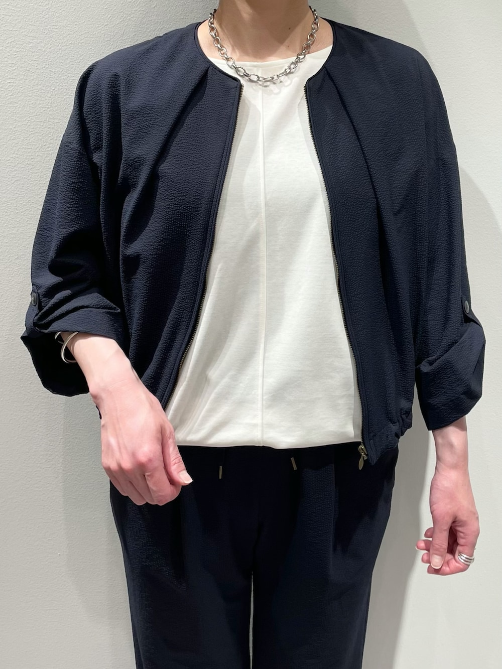 「LOWELL thingsのTwiste/ダブルポケット2WAYトート M(ショルダーバッグ、ホワイト系)」を使った、KAWAMURAさん(レディース・160cm)の夏コーディネートの4枚目の写真