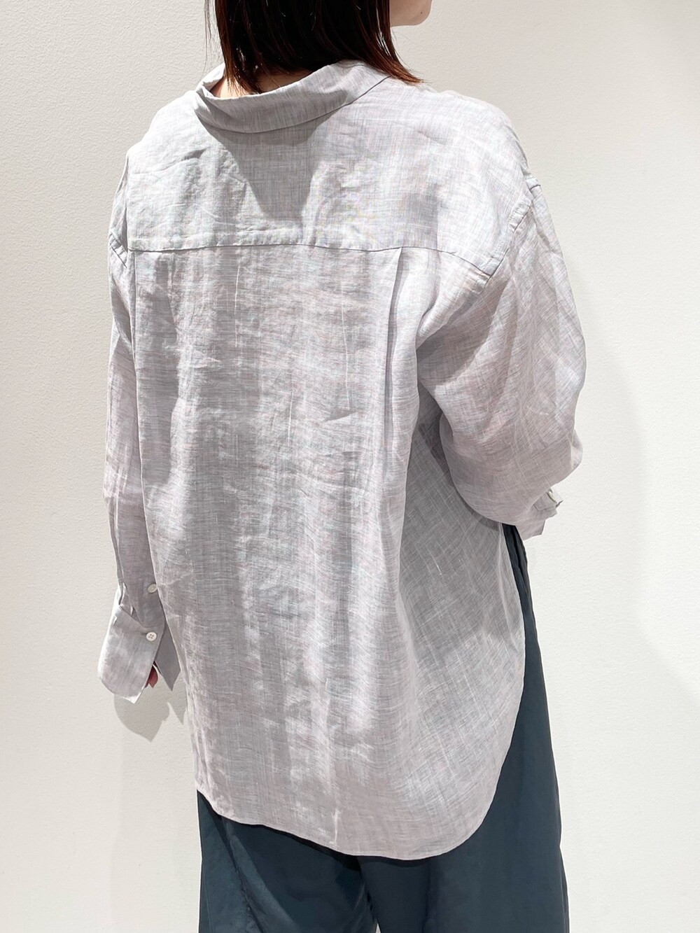 ホワイト系のニット/セーター、パープル系のシャツ/ブラウス、グレー系のその他パンツを着用したレディースの春コーディネートの6枚目の写真