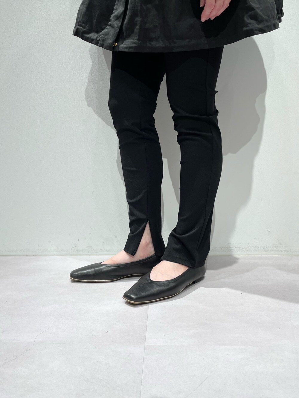 ブラック系のその他パンツ、ブルー系のシャツ/ブラウス、グリーン系のショルダーバッグを着用したレディースの秋コーディネートの9枚目の写真