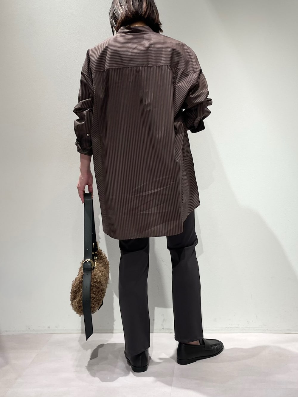 グレー系のその他パンツ、ブラウン系のショルダーバッグ、ブラウン系のシャツ/ブラウスを着用したレディースの夏コーディネートの3枚目の写真