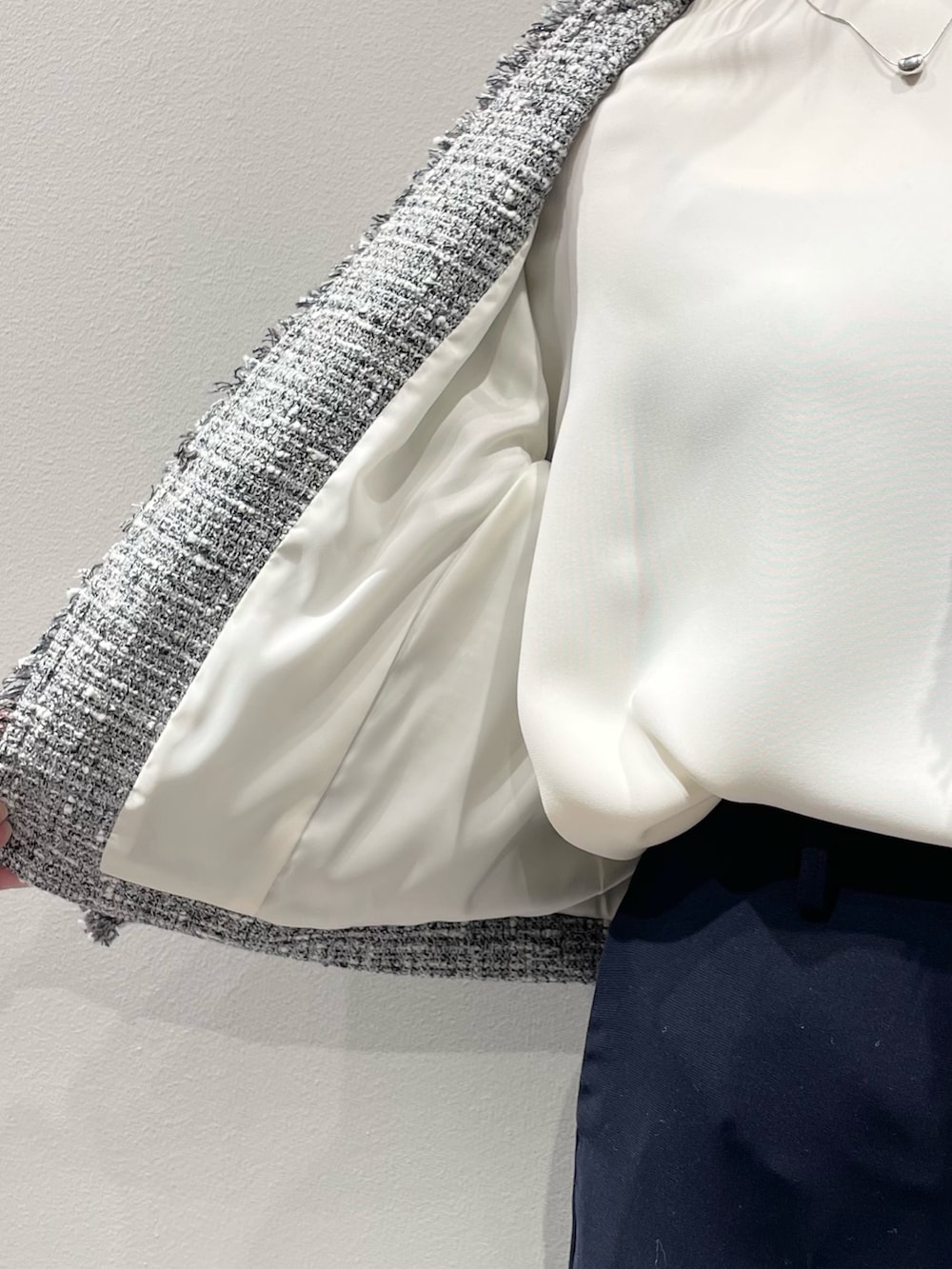 ブラック系のテーラードジャケット、ホワイト系のシャツ/ブラウス、ブルー系のその他パンツを着用したレディースの春コーディネートの9枚目の写真