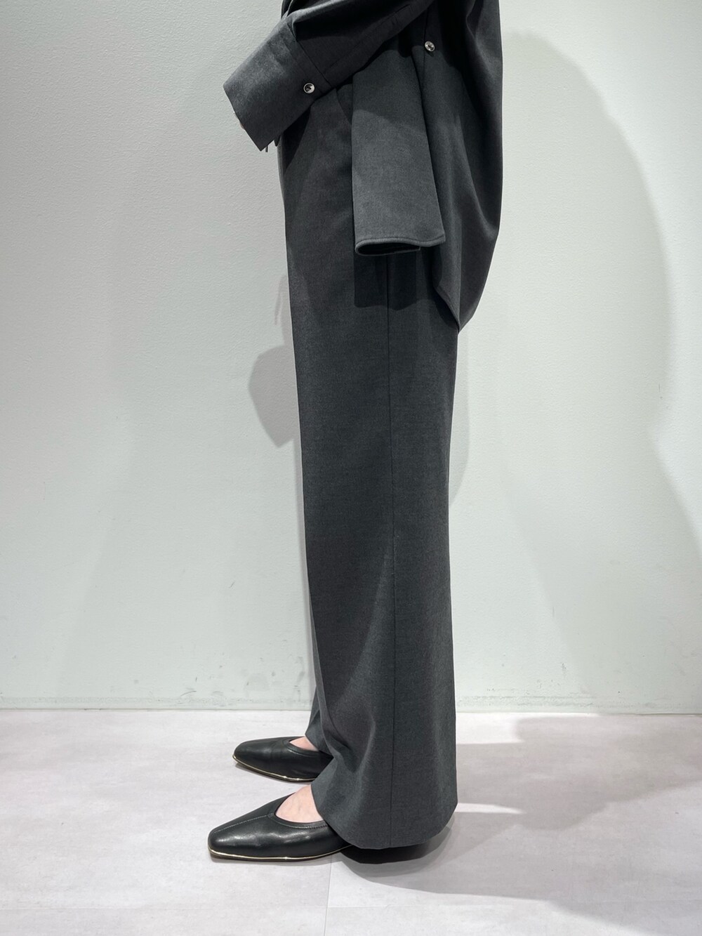グレー系のその他パンツ、グレー系のシャツ/ブラウス、ブラック系のタンクトップを着用したレディースの秋コーディネートの9枚目の写真