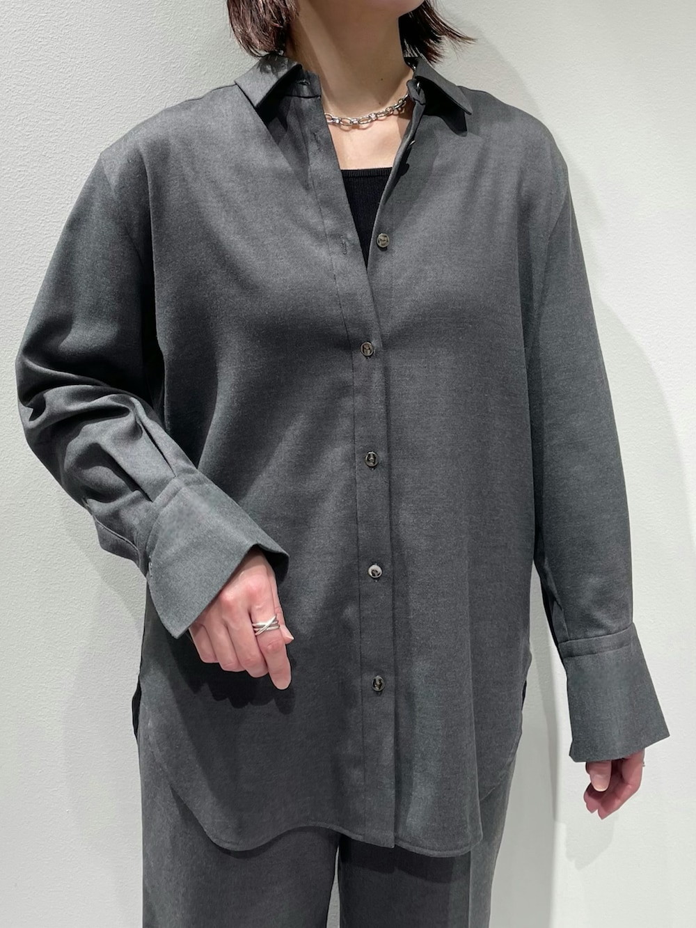 グレー系のその他パンツ、グレー系のシャツ/ブラウス、ブラック系のタンクトップを着用したレディースの秋コーディネートの7枚目の写真