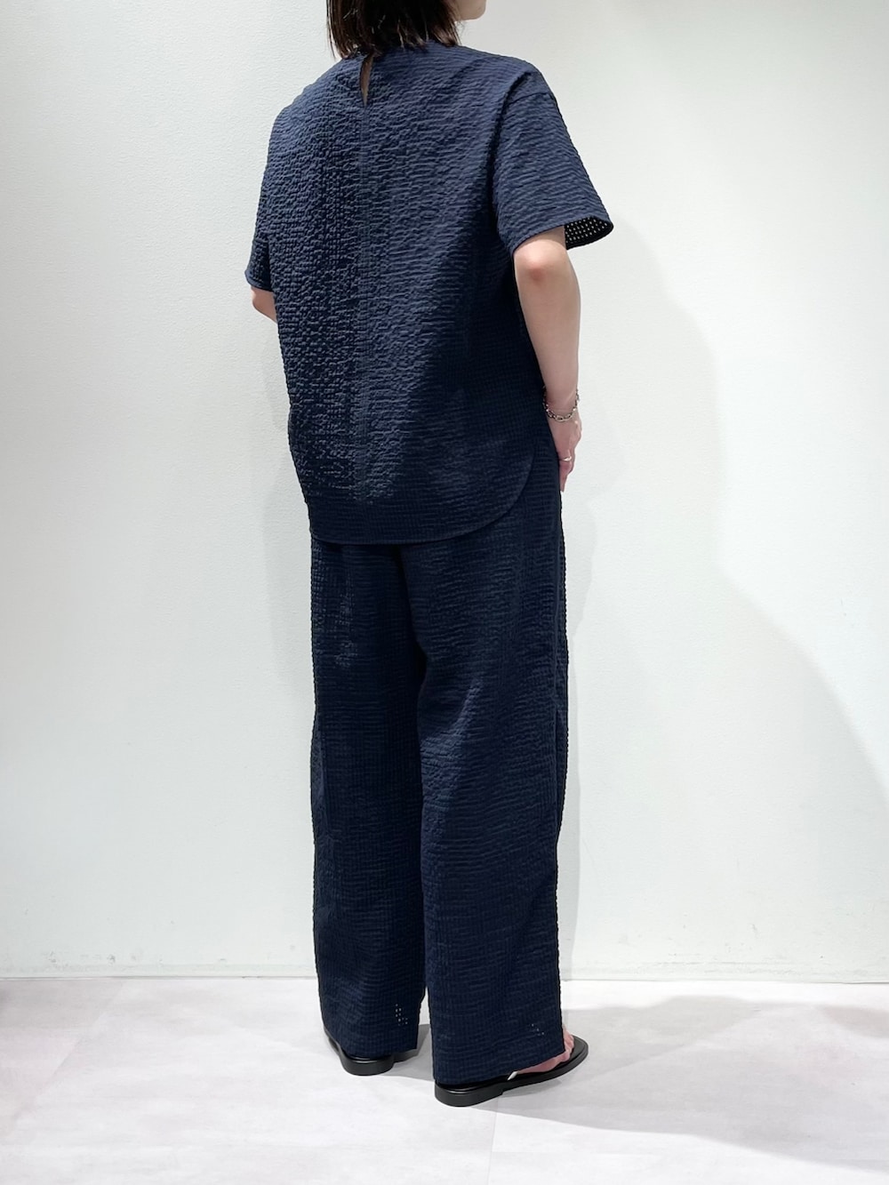 ブルー系のその他パンツ、ブルー系のTシャツ/カットソー、シルバー系のネックレスを着用したレディースの夏コーディネートの3枚目の写真