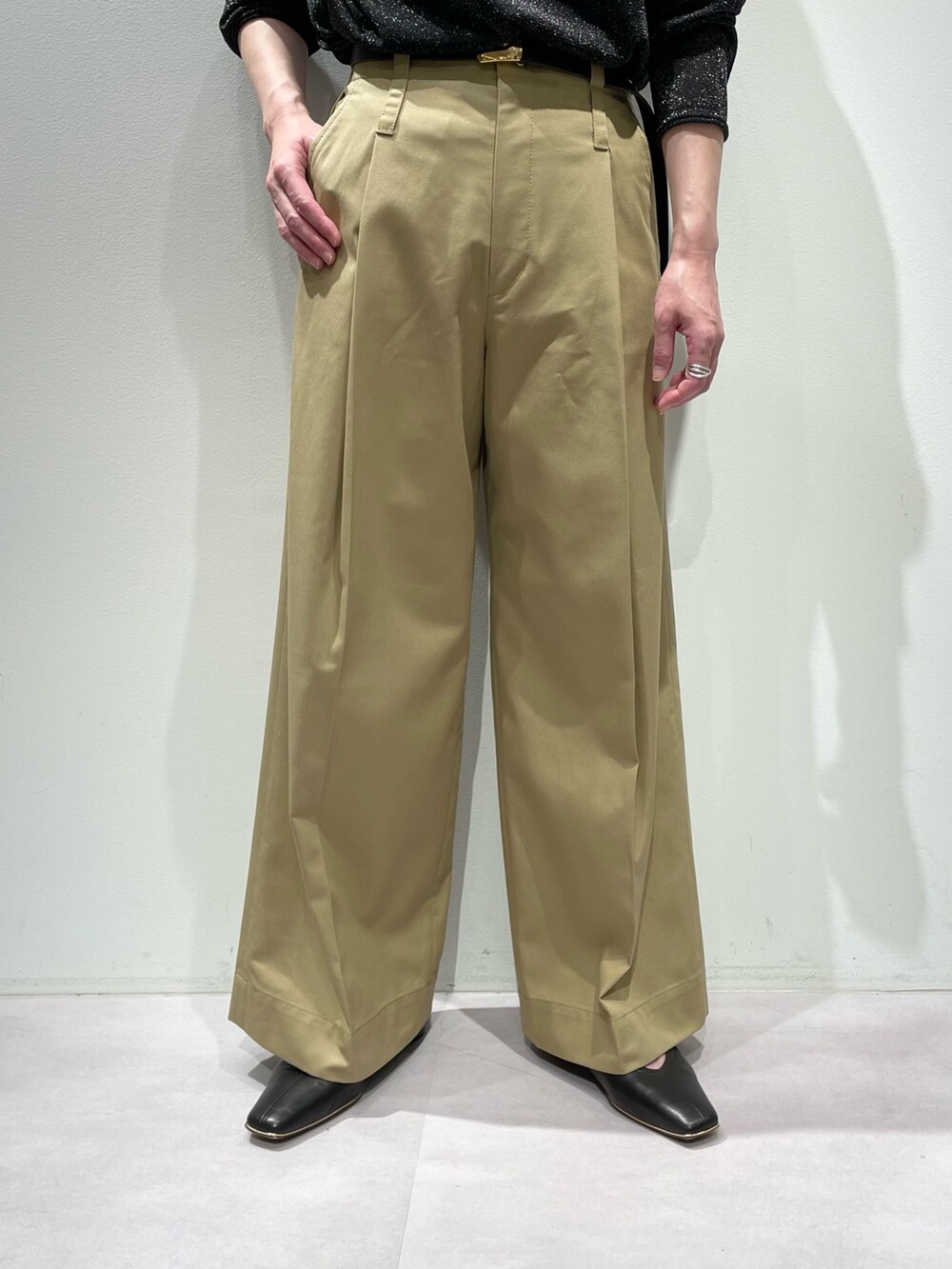 ブラック系のニット/セーター、ベージュ系のその他パンツ、ブラック系のパンプスを着用したレディースの夏コーディネートの7枚目の写真