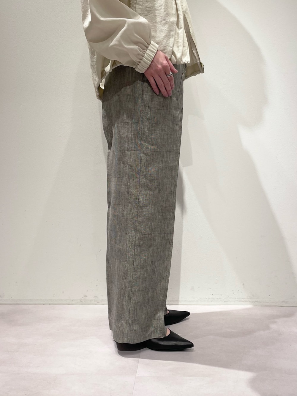 ホワイト系のタンクトップ、ホワイト系のブルゾン、ベージュ系のその他パンツを着用したレディースの春コーディネートの8枚目の写真